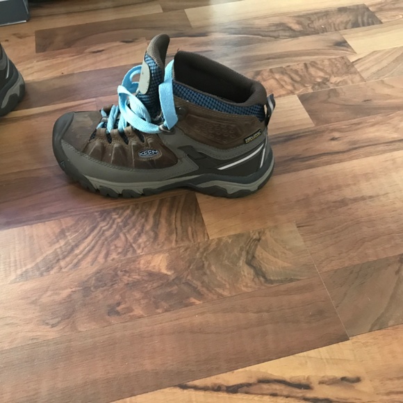 Women’s Keen boots size 6.5 - Picture 2 of 3